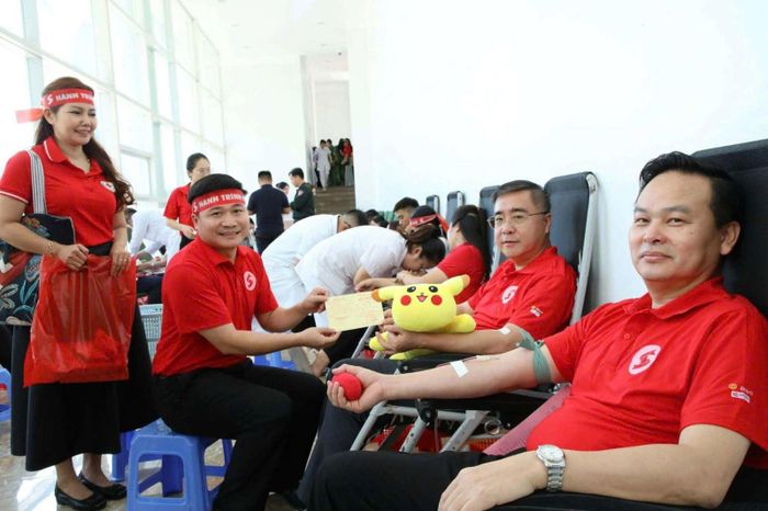 Trao tặng thẻ hiến máu cho đ/c Nguyễn Chí Thành - Ủy viên Ban Thường vụ tỉnh ủy, Phó Chủ tịch Thường trực Mặt trận Tổ quốc Việt Nam tỉnh Quảng Ninh.