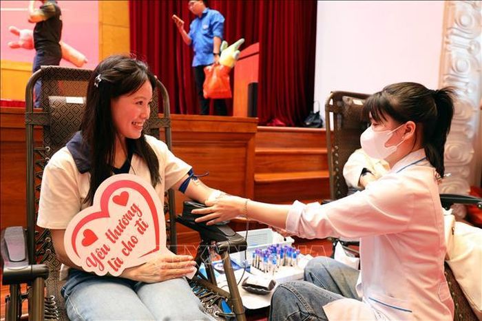 Các tình nguyện viên tham gia hiến máu nhân đạo tại Chương trình “Hành trình Đỏ” Quảng Ninh. Ảnh: Đức Hiếu/TTXVN