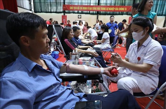 Hiến máu tình nguyện tại ngày khai mạc Chương trình Hành trình Đỏ "Ngày hội hiến máu Giọt hồng Xứ Lạng năm 2026”. Ảnh: Anh Tuấn/TTXVN