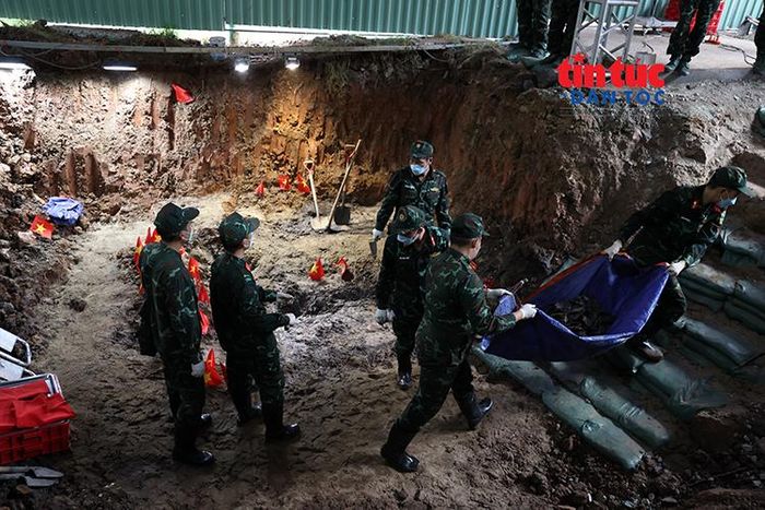 Trong ngày 18/7, lực lượng chức năng phát hiện thêm 4 bộ hài cốt liệt sĩ cùng một số di vật kèm theo.