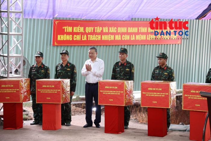 Tổng Bí thư, Chủ tịch nước Tô Lâm thăm, động viên lực lượng tìm kiếm, quy tập hài cốt tại Công viên Lê Thị Riêng.