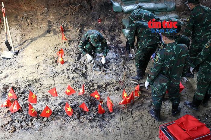 Lực lượng tìm kiếm hài cốt liệt sĩ tại Công viên Lê Thị Riêng.
