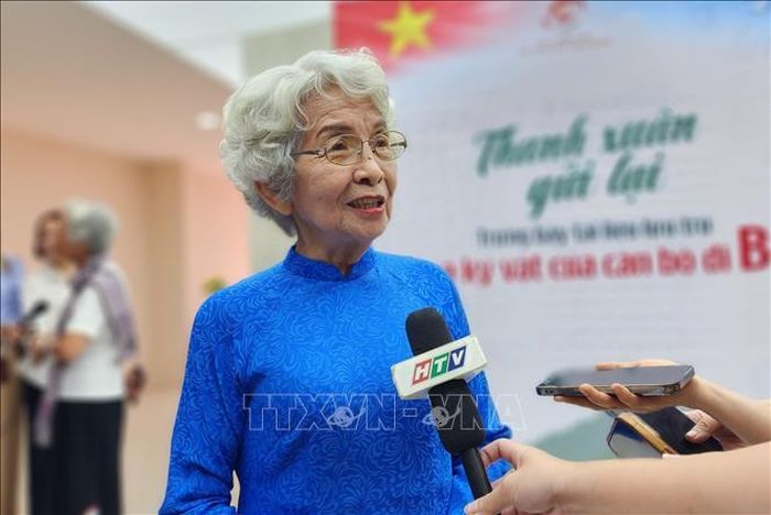 Bà Trần Thị Vinh chia sẻ với báo chí về ký ức những ngày đi B.