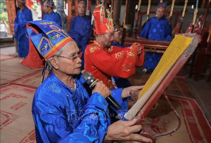 Nghi thức lễ thánh tại Lễ hội giã giò, gói bánh chưng, giã bánh giầy.
