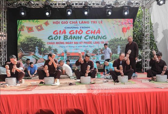 Đông đảo người dân làng Tri Lễ giã bánh giầy tại lễ hội, thể hiện tinh thần đoàn kết và ý thức giữ gìn bản sắc văn hóa dân tộc.