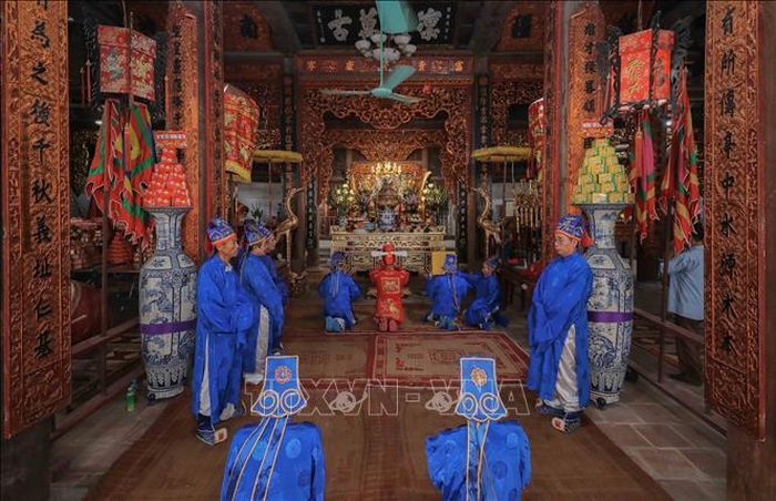 Nghi thức lễ thánh tại Lễ hội giã giò, gói bánh chưng, giã bánh giầy.