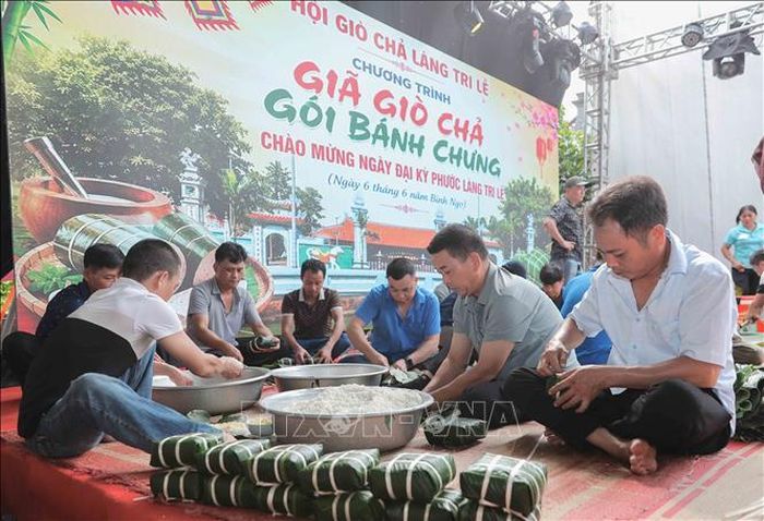 Đông đảo người dân và du khách cùng tham gia gói bánh chưng, giã bánh giầy, làm giò chả theo truyền thuyết Lang Liêu. Hoạt động này đã trở thành nét đẹp văn hóa truyền thống, thể hiện sâu sắc đạo lý "Uống nước nhớ nguồn" và khơi dậy niềm tự hào về cội nguồn dân tộc.
