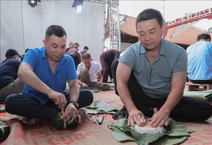 Phong tục gói bánh chưng, giã bánh giầy và làm giò chả từ truyền thuyết Lang Liêu đã trở thành nét đẹp văn hóa, thể hiện đạo lý "Uống nước nhớ nguồn", hướng về cội nguồn dân tộc.