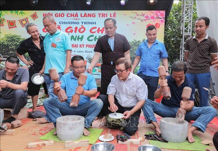 Hội thi giã giò thu hút đông đảo người dân cùng các nghệ nhân tham gia, tạo không khí lễ hội sôi nổi.