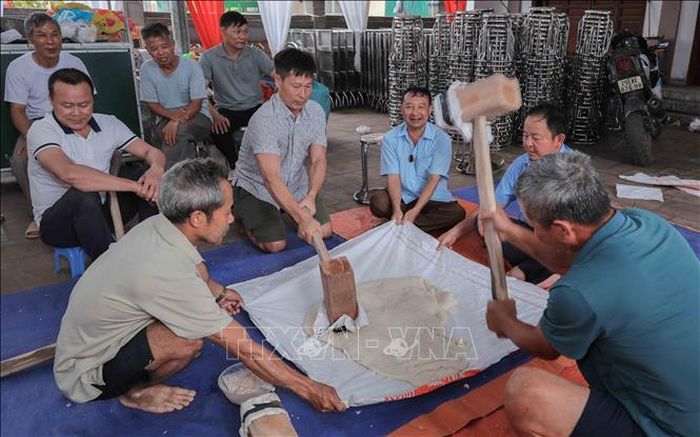 Giã bánh giầy, biểu tượng cho bầu trời từ sự tích Lang Liêu, đòi hỏi sự phối hợp nhịp nhàng, sức mạnh của các thanh niên. Phong tục này không chỉ dâng cúng tổ tiên mà còn khơi dậy tinh thần đoàn kết, lòng biết ơn đất trời.