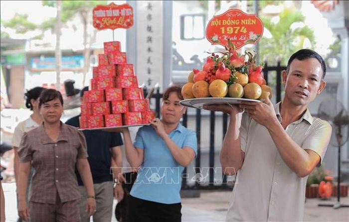 Lễ vật được phường tuổi, dòng họ, người dân trong lang va du khách thập phương dâng Hoàng tử Lang Liêu - thủy tổ nghề giò chả, bánh chưng.