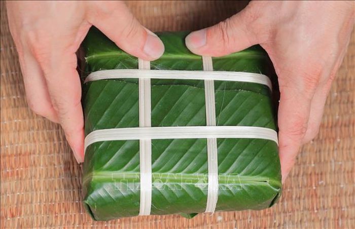 Từng chiếc bánh chưng, bánh giầy và giò chả đều được người dân làng nghề tự tay làm ra đầy tỉ mỉ, gửi gắm trọn vẹn lòng thành kính dâng cúng Đức Thánh.