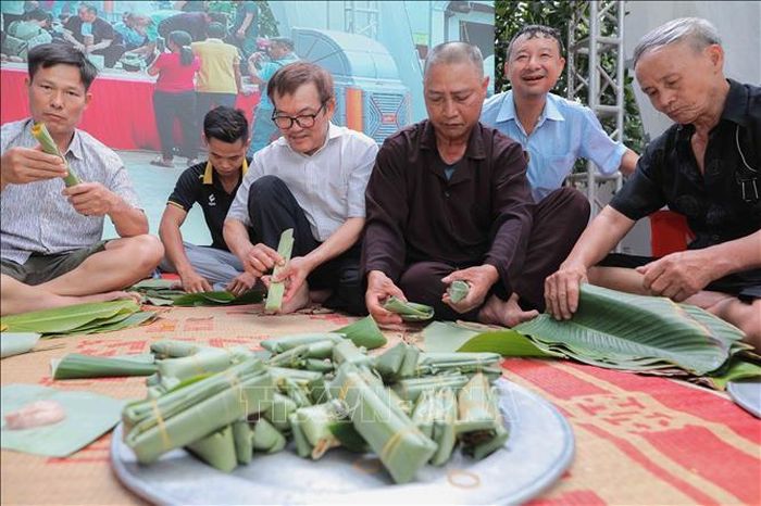 Phong tục gói bánh chưng, giã bánh giầy và làm giò chả từ truyền thuyết Lang Liêu đã trở thành nét đẹp văn hóa, thể hiện đạo lý "Uống nước nhớ nguồn", hướng về cội nguồn dân tộc.