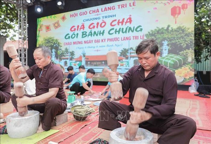 Dù máy móc hiện đại dần thay thế sức người, các nghệ nhân vẫn trình diễn kỹ thuật giã giò thủ công điêu luyện tại lễ hội, gìn giữ nét nghề truyền thống.
