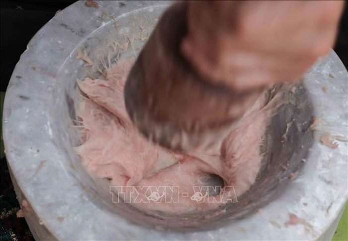 Giò giã bằng tay luôn giữ trọn hương vị đậm đà, độ giòn dai tự nhiên và chất lượng hảo hạng, khẳng định sự tinh túy của kỹ thuật truyền thống.