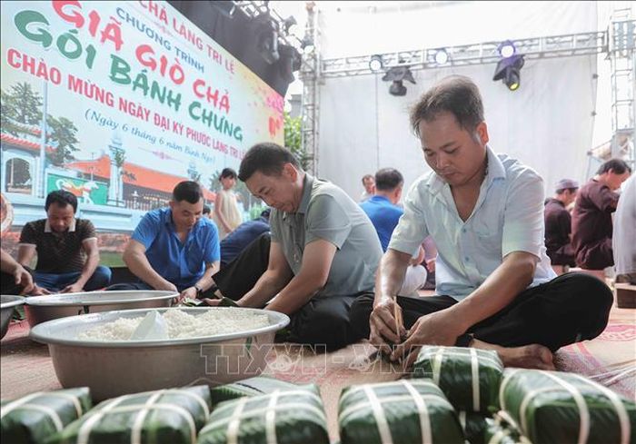 Đông đảo người dân và du khách cùng tham gia gói bánh chưng, giã bánh giầy, làm giò chả theo truyền thuyết Lang Liêu. Hoạt động này đã trở thành nét đẹp văn hóa truyền thống, thể hiện sâu sắc đạo lý "Uống nước nhớ nguồn" và khơi dậy niềm tự hào về cội nguồn dân tộc.