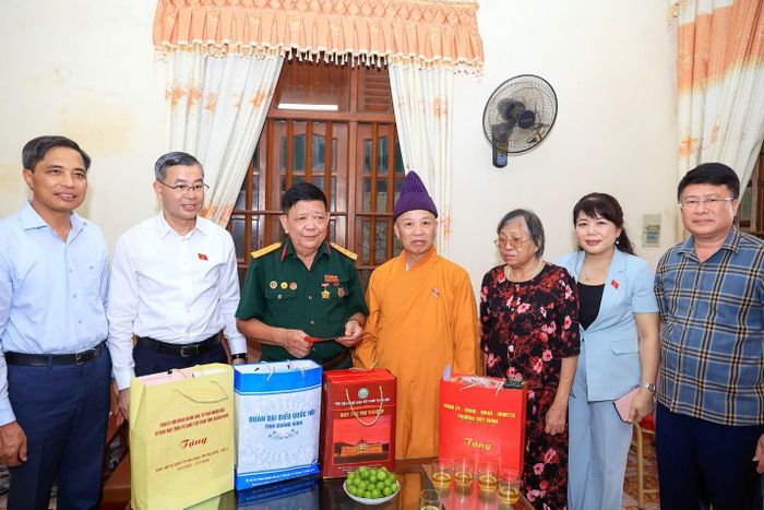 Bộ trưởng Bộ Tài chính cùng Đoàn công tác tới thăm hỏi và tặng quà thương binh Hà Xuân Hới, thương binh hạng 4/4.