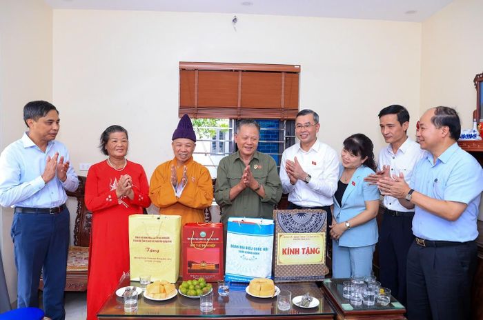 Bộ trưởng Bộ Tài chính cùng Đoàn công tác thăm hỏi và tặng quà thương binh Nguyễn Quang Yên.