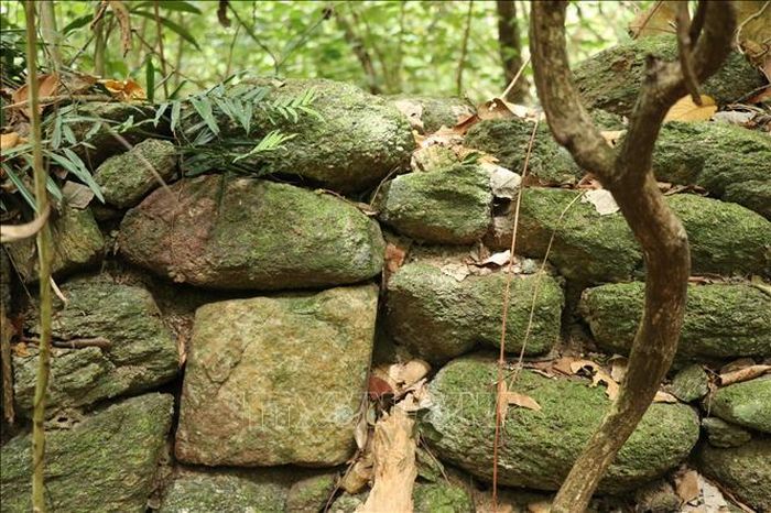 Thành hào bằng đá gần như nguyên trạng sau hơn nửa thế kỷ tại hang Đá Sập (xã Hà Nha, thành phố Đà Nẵng) được cho là công sự của bộ đội ta trong thời kỳ kháng chiến.