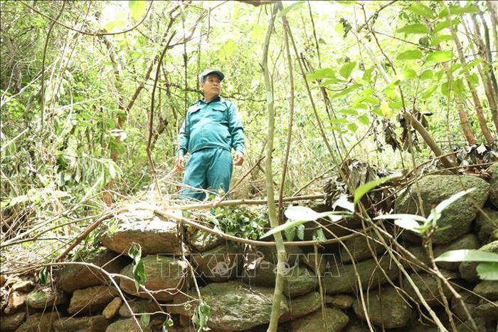 Việc phát hiện bức tường đá tại hang Đá Sập (xã Hà Nha, thành phố Đà Nẵng) đã tái hiện không gian hoạt động của lực lượng bộ đội ta hơn nửa thế kỷ trước.