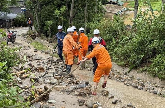Cán bộ ngành Điện Lai Châu tích cực khôi phục dòng điện để sớm cung cấp điện ổn định phục vụ sinh hoạt, sản xuất của người dân vùng lũ. Ảnh: TTXVN phát