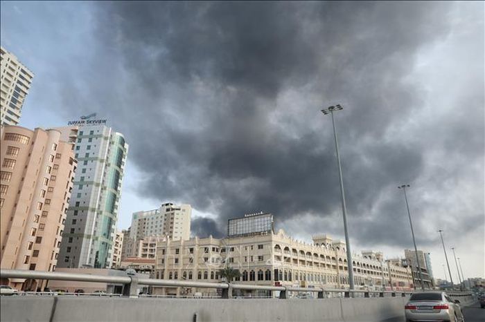 Khói bốc lên sau khi Iran tấn công vào trụ sở Hạm đội số 5 của Hải quân Mỹ ở Manama, Bahrain, ngày 16/7/2026. Ảnh: AA/TTXVN phát