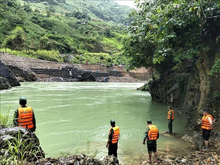 Cán bộ, chiến sĩ Đồn Biên phòng Cửa khẩu Săm Pun phối hợp với các lực lượng khẩn trương triển khai tìm kiếm 2 nạn nhân mất tích trên sông Nho Quế. Ảnh: TTXVN phát
