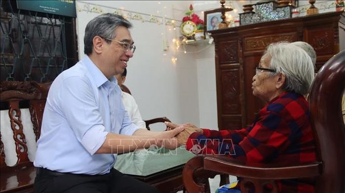 Ông Nguyễn Phước Lộc thăm hỏi sức khỏe Mẹ Việt Nam Anh hùng Bùi Thị Đay.