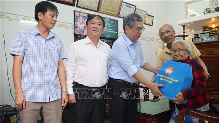 Các đại biểu tặng quà, tri ân Mẹ Việt Nam Anh hùng Bùi Thị Đay.