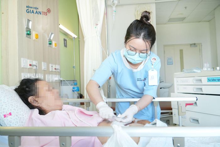 Nhờ được điều trị tích cực tại Việt Nam, bà K.C vượt qua giai đoạn nguy kịch, hồi phục. Ảnh: BV