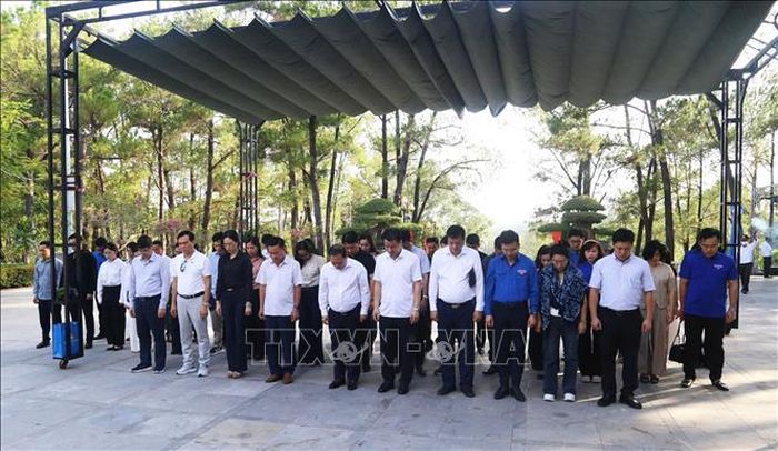 Đoàn công tác dành phút mặc niệm tri ân các Anh hùng liệt sĩ tại Nghĩa trang Liệt sĩ quốc gia Trường Sơn.