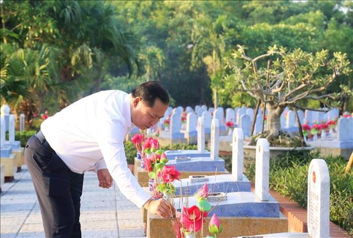 Phó Bí thư Thường trực Đảng ủy, Phó Chủ tịch Ủy ban Trung ương Mặt trận tổ quốc Việt Nam Nguyễn Phi Long dâng hương tri ân các Anh hùng liệt sĩ tại Nghĩa trang Liệt sĩ quốc gia Đường 9.