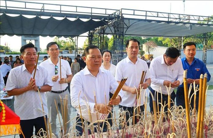 Đoàn công tác dâng hương tri ân các Anh hùng liệt sĩ tại Nghĩa trang Liệt sĩ quốc gia Đường 9.