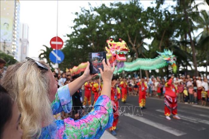 Đông đảo người dân và du khách theo dõi các đoàn xe hoa diễu hành qua khu vực trung tâm phường Nha Trang. Ảnh: Đặng Tuấn/TTXVN
