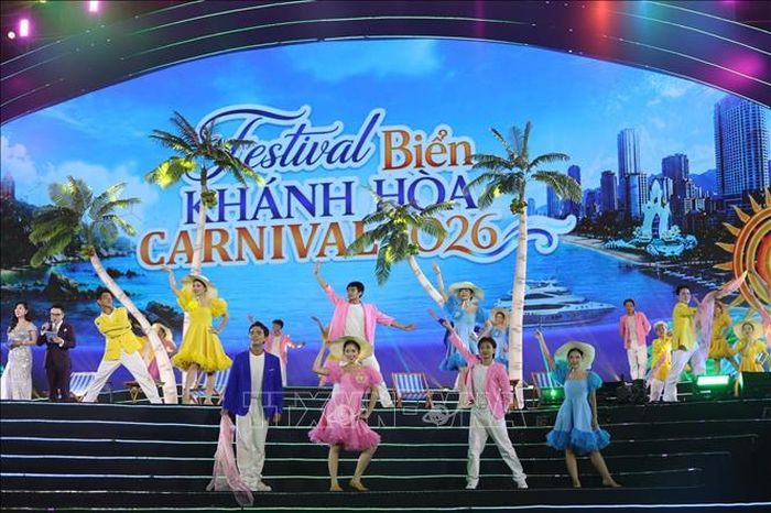 Một tiết mục biểu diễn nghệ thuật đường phố tại Festival biển Khánh Hòa 2026. Ảnh: Đặng Tuấn/TTXVN