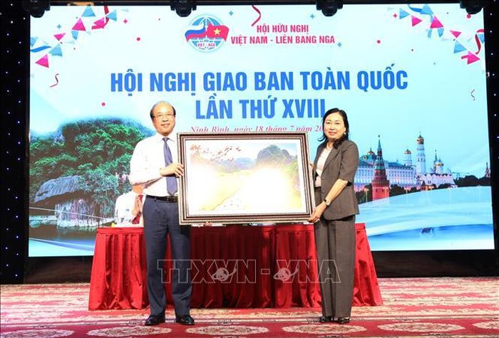 Lãnh đạo tỉnh Ninh Bình tặng quà lưu niêm cho đại diện Hội Hữu nghị Việt Nam - Liên bang Nga.