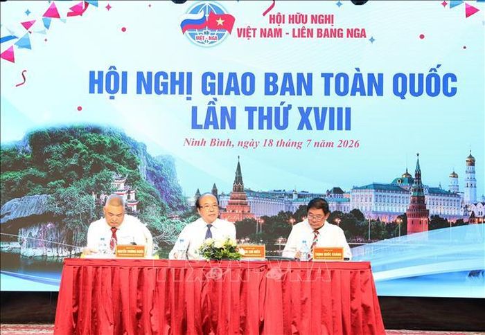 Các đại biểu chủ trì hội nghị.
