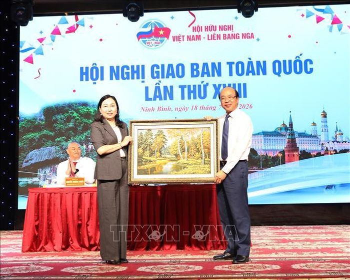 Đại diện Hội Hữu nghị Việt Nam - Liên bang Nga tặng quà lưu niệm cho lãnh đạo tỉnh Ninh Bình.