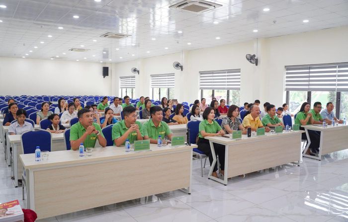 Ban Lãnh đạo Công ty Cổ phần Công Nông nghiệp Tiến Nông, Ban Giám khảo, cùng các em học sinh đạt giải và phụ huynh tham dự Lễ trao giải Cuộc thi “Em viết thư gửi chiến sĩ Trường Sa”.