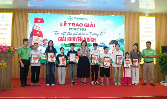 Đại diện Ban Lãnh đạo Công ty và Ban giám khảo trao giải Khuyến khích cho các tác giả có tác phẩm xuất sắc tại cuộc thi.
