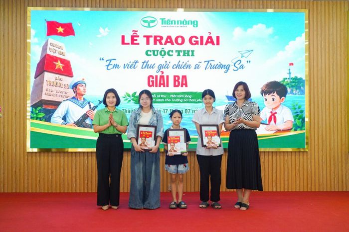 Đại diện Ban Lãnh đạo Công ty và Ban giám khảo trao giải Ba cho các tác giả có tác phẩm xuất sắc tại cuộc thi.