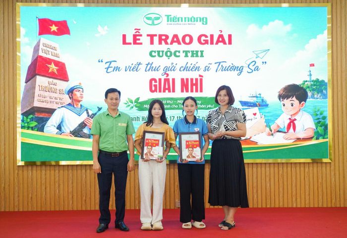 Đại diện Ban Lãnh đạo Công ty và Ban giám khảo trao giải Nhì cho các tác giả có tác phẩm xuất sắc tại cuộc thi.