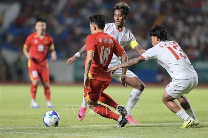 Pha tranh cướp bóng của cầu thủ Hai Long (số 18, Việt Nam) và hậu vệ bên phía Myanmar.