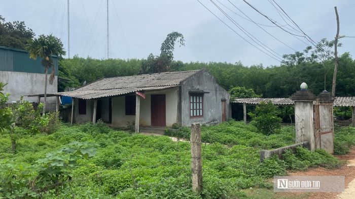 Nhiều ngôi nhà bị bỏ hoang vì không còn người sinh sống, dù tên trong danh sách của thôn vẫn còn.