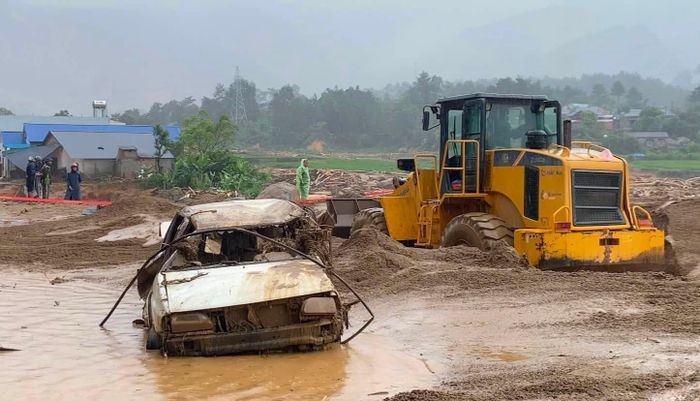 Nhiều vật dụng, tài sản của người dân bị lũ quét cuốn trôi xa hàng trăm mét - Ảnh: Xã Mường Than.