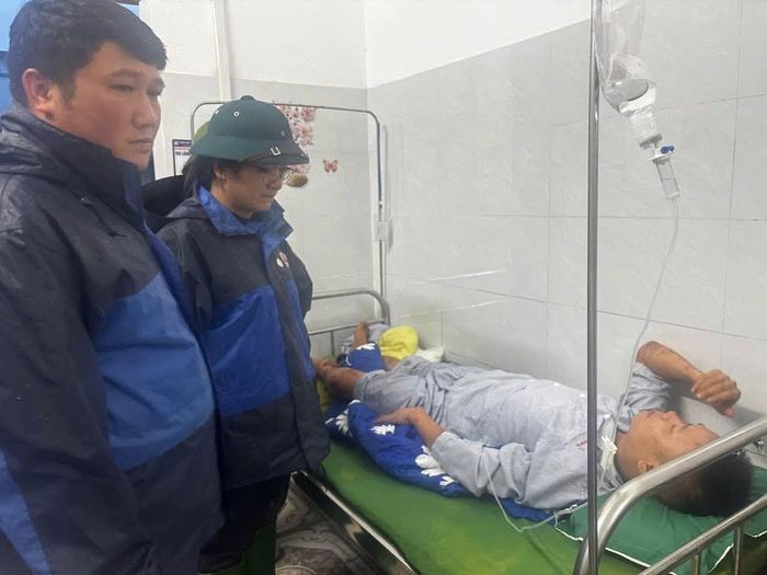 Lãnh đạo xã Mường Than thăm hỏi người dân bị thương do lũ cuốn - Ảnh: H.Chiến - Xã Mường Than.