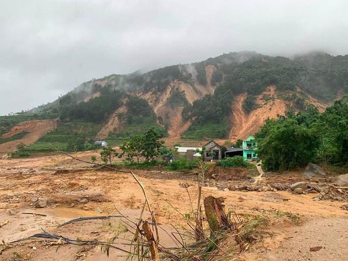 Bản Nậm Sáng, xã Mường Than bị sạt lở, ngập bùn đất sau mưa lũ - Ảnh: M.TRIỆU/Tuổi trẻ