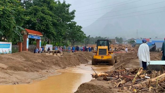 Quốc lộ 32 đoạn qua bản Che Bó, đội 11, bản Chít tràn ngập bùn đất sau lũ ống, lũ quét, gây ách tắc giao thông cục bộ, làm thiệt hại và ảnh hưởng lớn đến đời sống và sản xuất của nhân dân - Ảnh: X.Mường Than.
