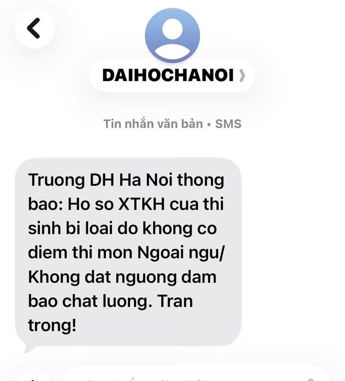 Tin nhắn thông báo hồ sơ xét tuyển bị loại từ nhà trường - Ảnh: Chụp màn hình