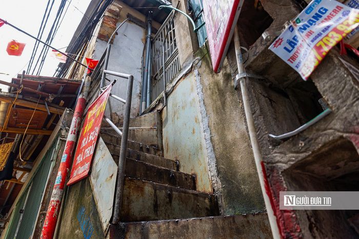 Lối lên tầng 2 tại nhiều dãy nhà chỉ có một cầu thang hẹp, đủ cho một người di chuyển.